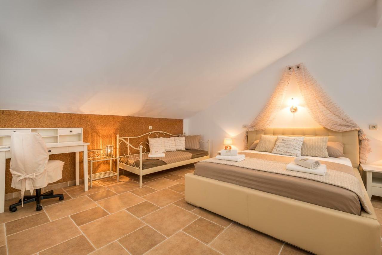 Holiday Home Harmony Zrnovnica Exterior photo